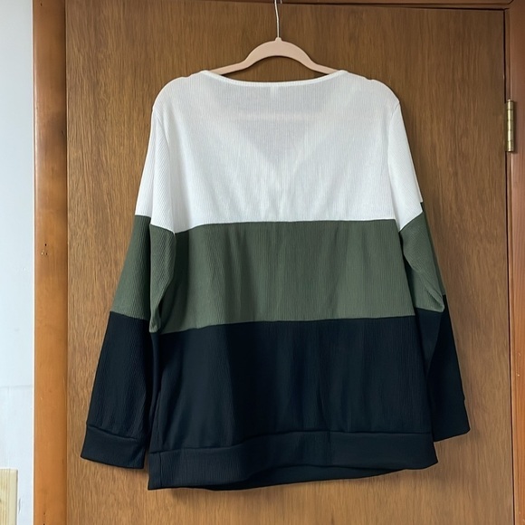 Size XL color block v-neck top with button detail - Picture 6 of 8